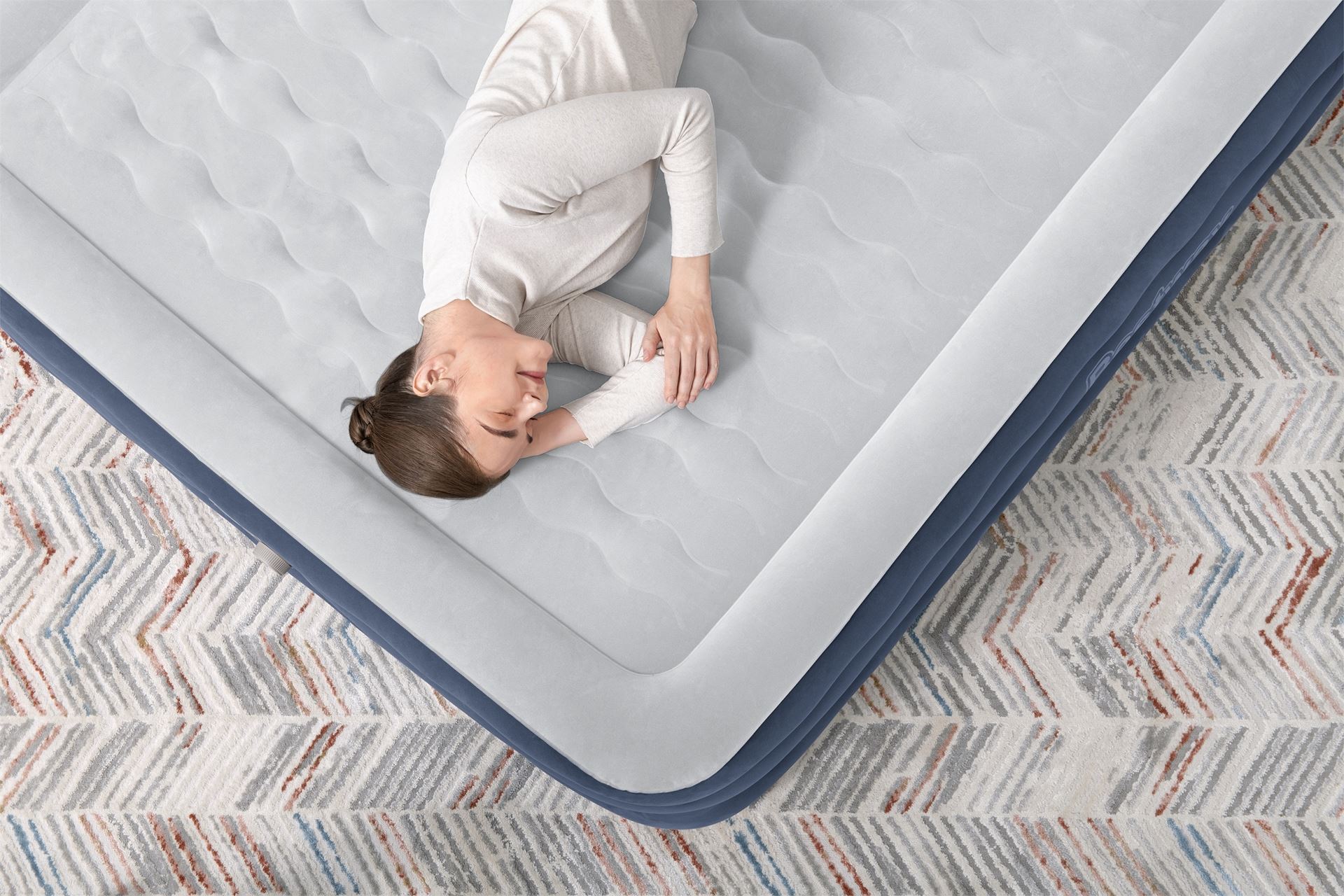 Bestway luchtbed 'Tritech Queen' - 203x152x51 cm - met zijkant, ingebouwde pomp - Luxe design blauw/wit Bestway-2-03m-x-1-52m-x-51cm-Tritech-Truleisure-Air-Mattress-Queen-Built-in-AC-pump