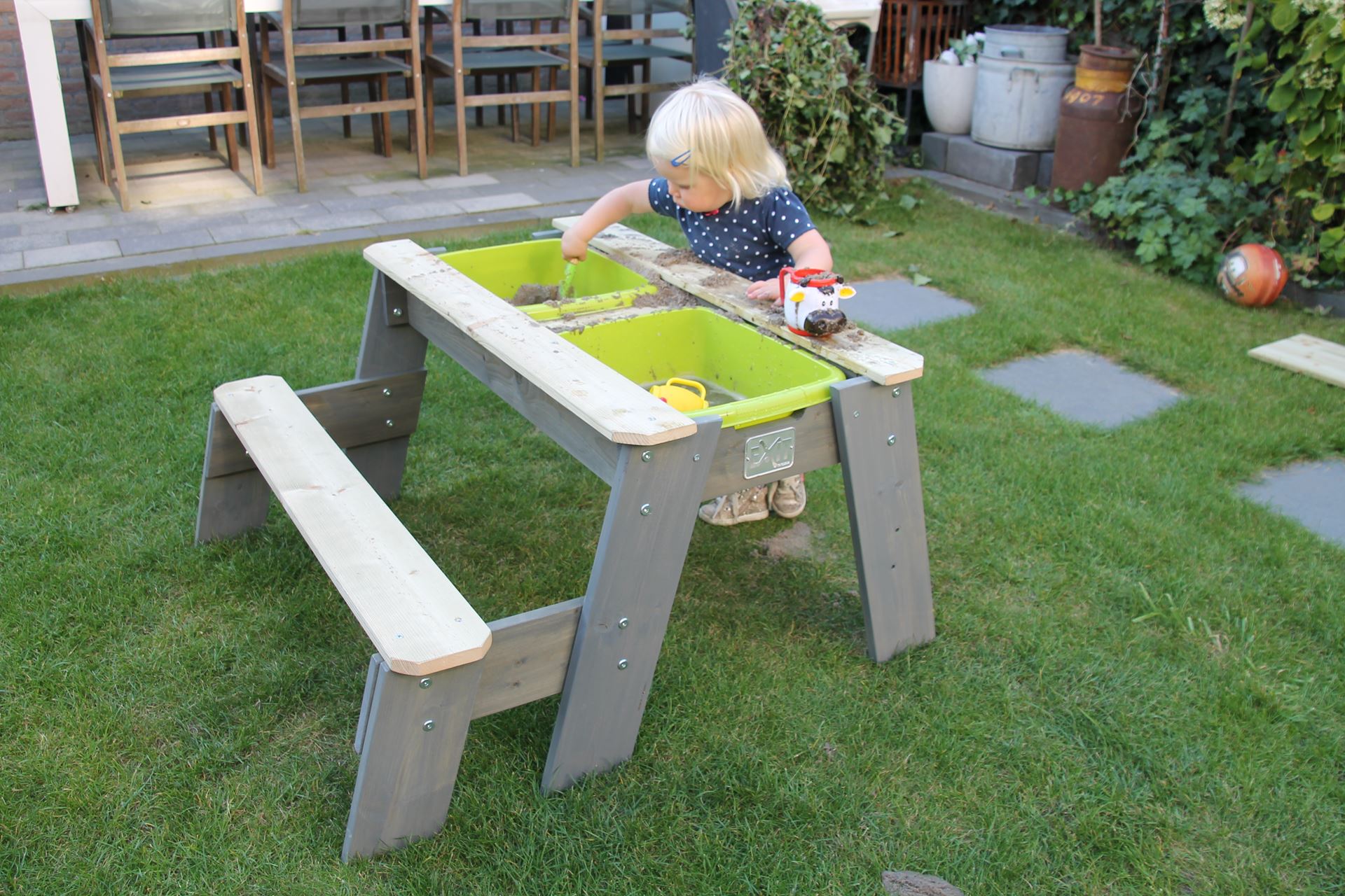 EXIT-Aksent-zand-water-en-picknicktafel-1-bankje-