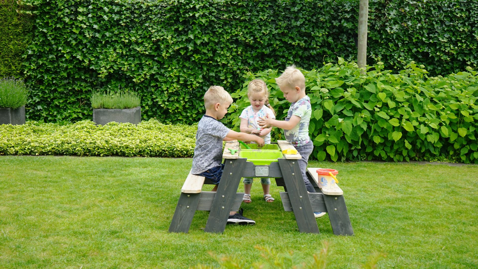 EXIT-Aksent-zand-water-en-picknicktafel-2-bankjes-