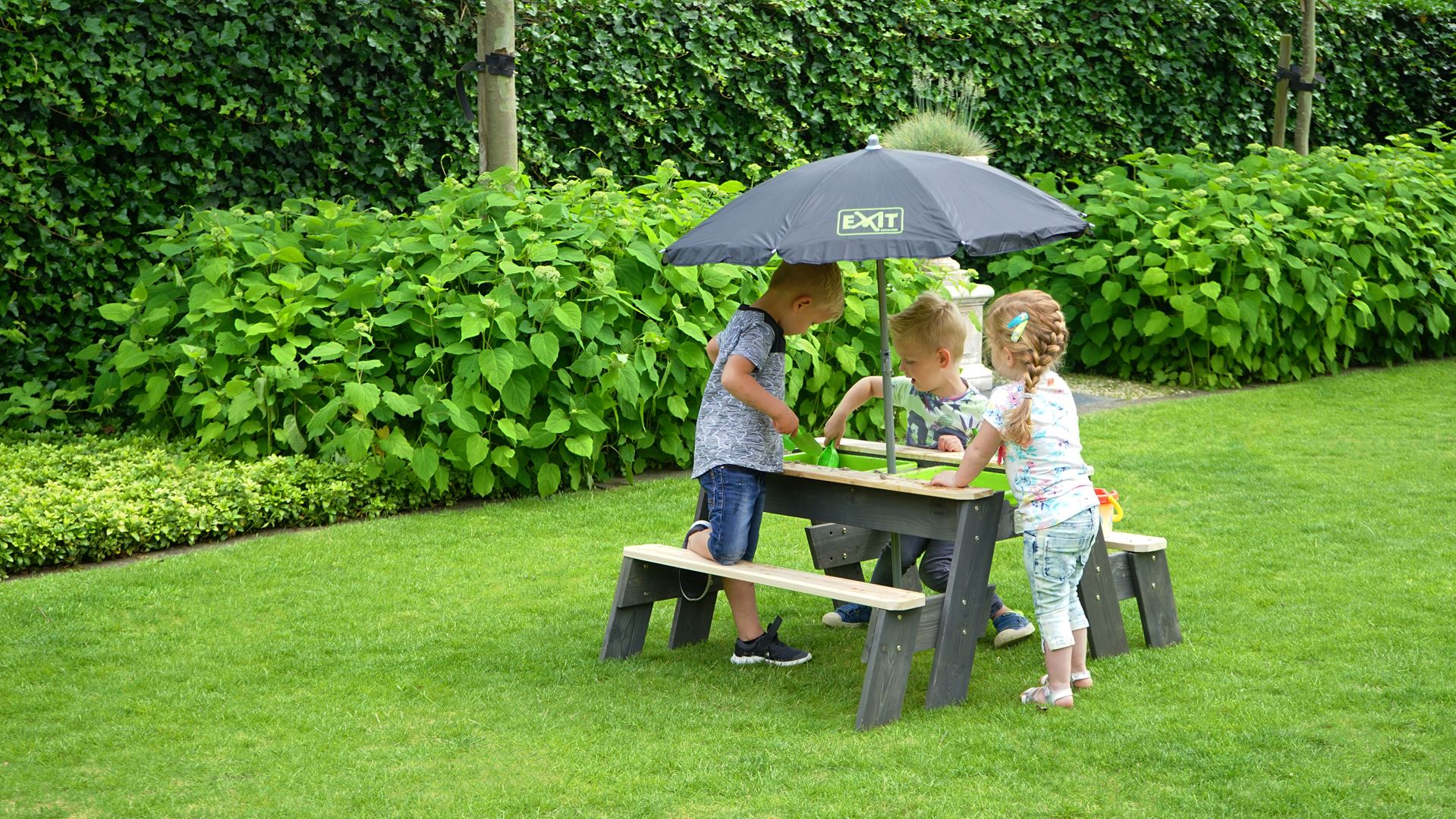 EXIT-Aksent-zand-water-en-picknicktafel-2-bankjes-met-parasol-en-tuingereedschap