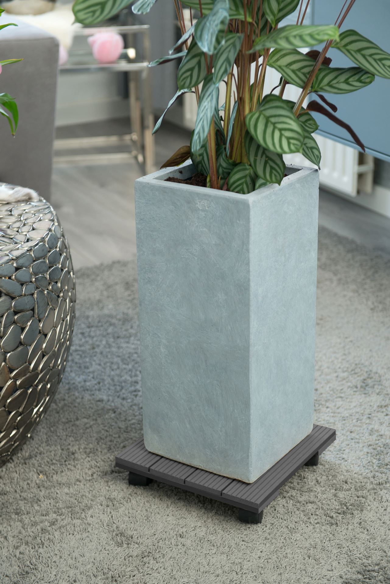 Planttrolley-WPC-antraciet-draaggewicht-50-kg-4-PP-40-mm-wielen-2-met-remmen-H7-x-30-x-30-cm