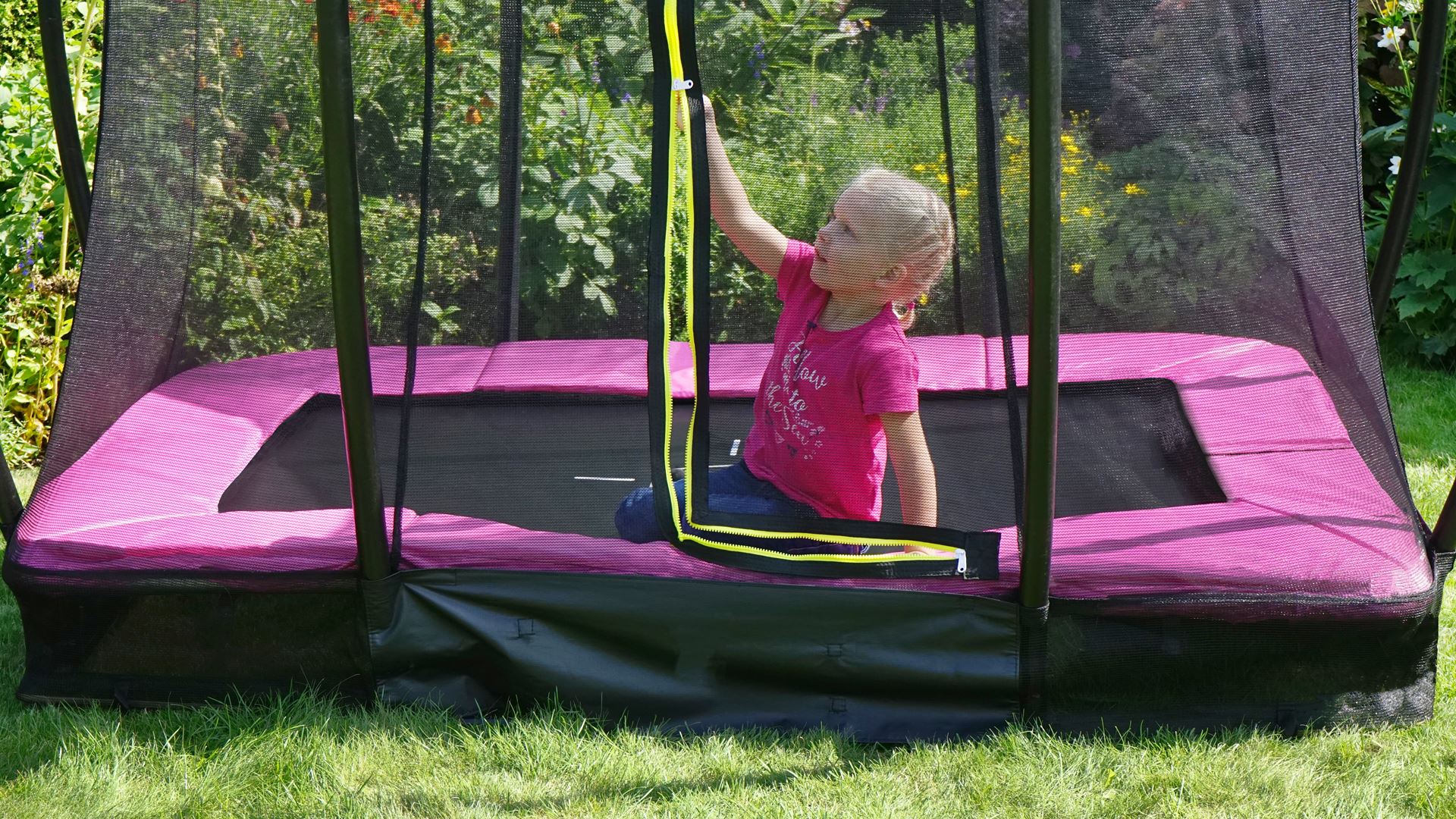 EXIT-Silhouette-inground-trampoline-153x214cm-met-veiligheidsnet-roze