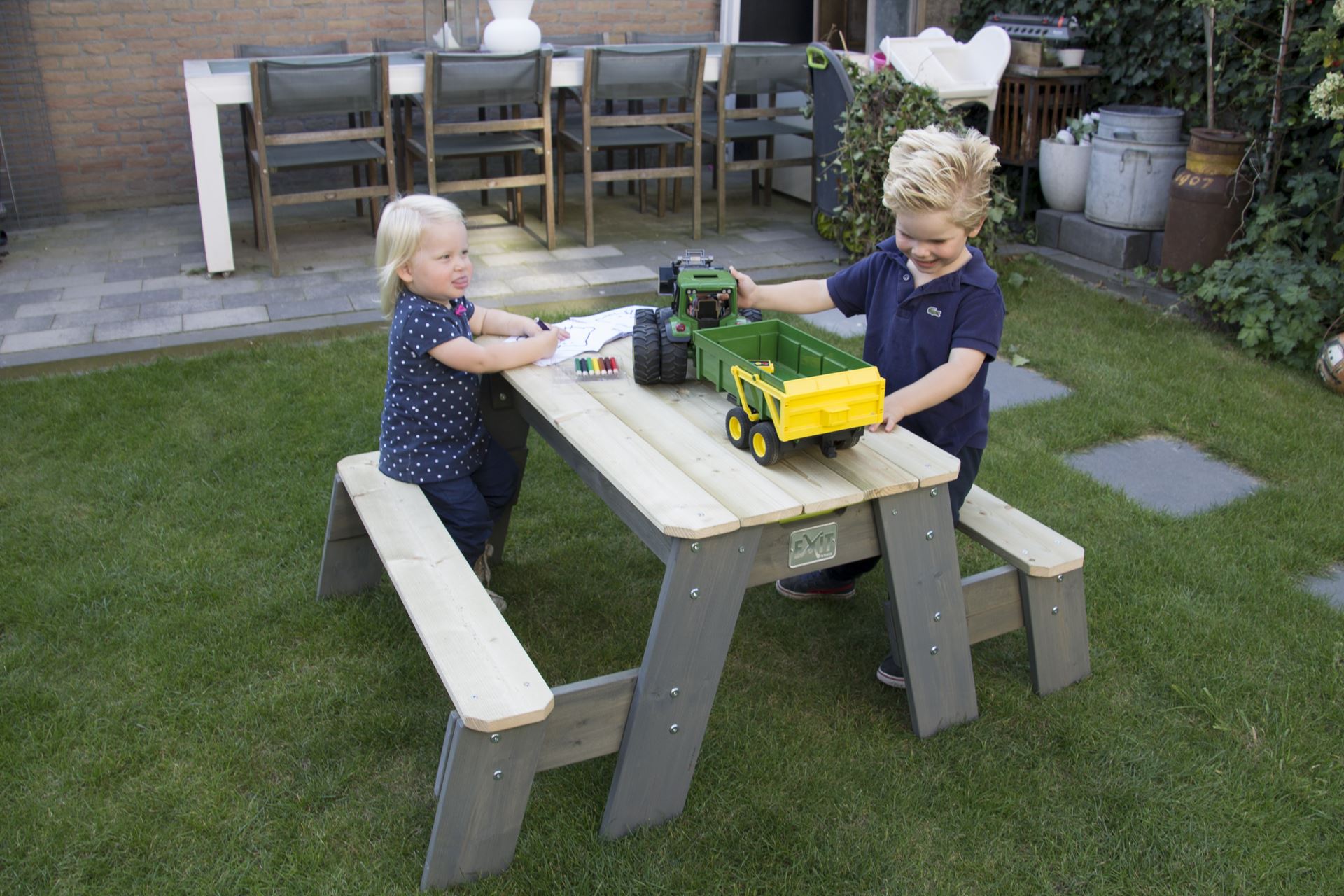 EXIT-Aksent-zand-water-en-picknicktafel-2-bankjes-