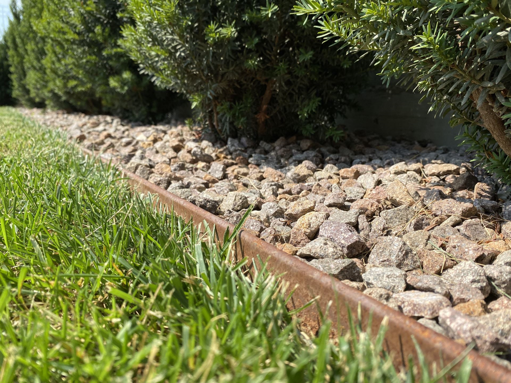 Famiflora démarcation en acier corten - avec sommet arrondi - H : 16cm x L : 100cm - 1.2mm d'épaisseur - y compris les piquets de terre - Qualité européenne !