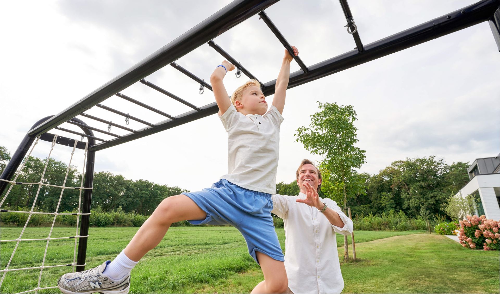 Salta-Playfit-Monkeybar-L-Set-1-260-x150-x-245-Incl-climbing-rope-swing-trapeze-with-rin