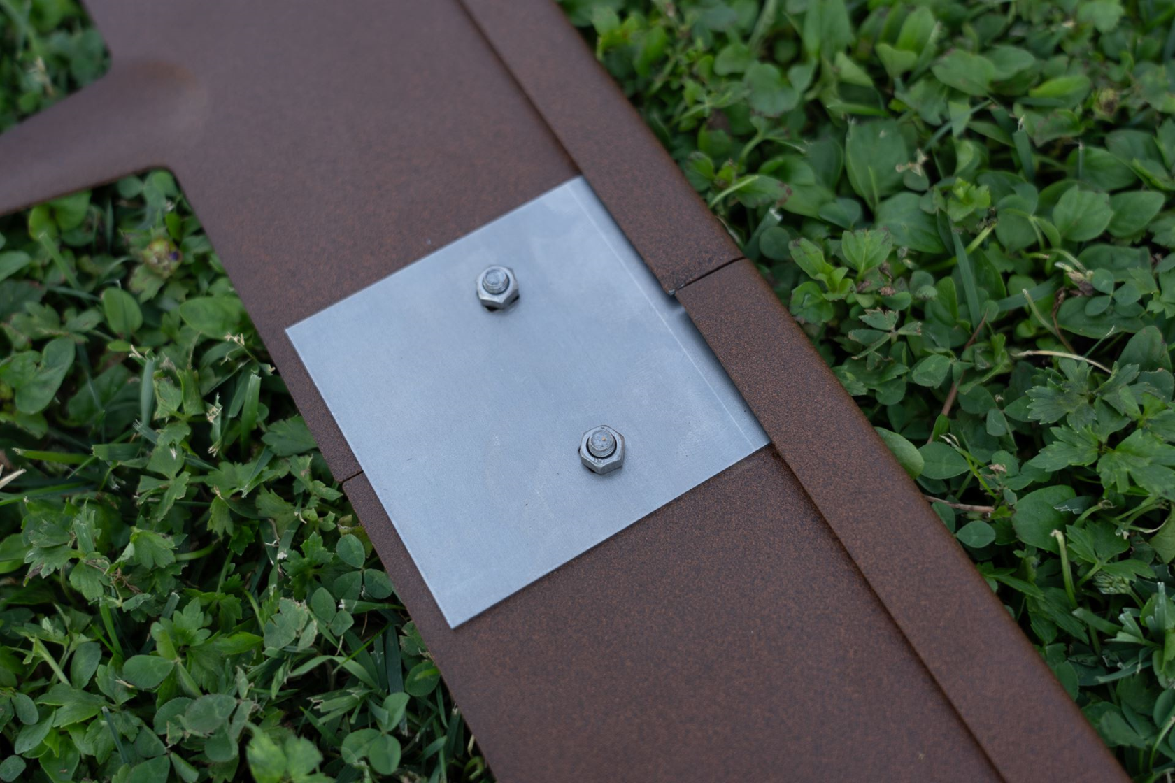 Famiflora démarcation en acier corten - avec sommet arrondi - H : 16cm x L : 100cm - 1.2mm d'épaisseur - y compris les piquets de terre - Qualité européenne !