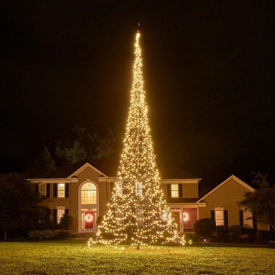 Fairybell-kerstverlichting-kerstboom-buiten-10m-hoog-2000-LED-lampjes-in-warmwitte-kleur-