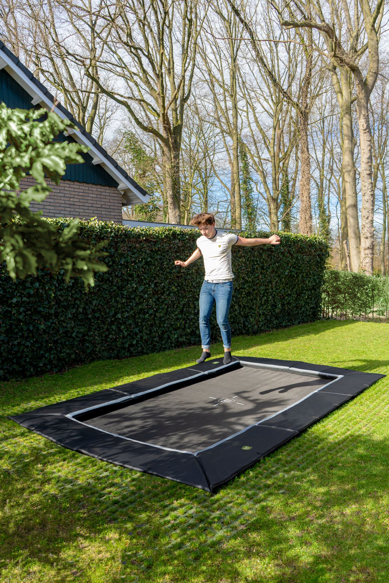 EXIT-Dynamic-groundlevel-trampoline-244x427cm-met-Freezone-veiligheidstegels-zwart