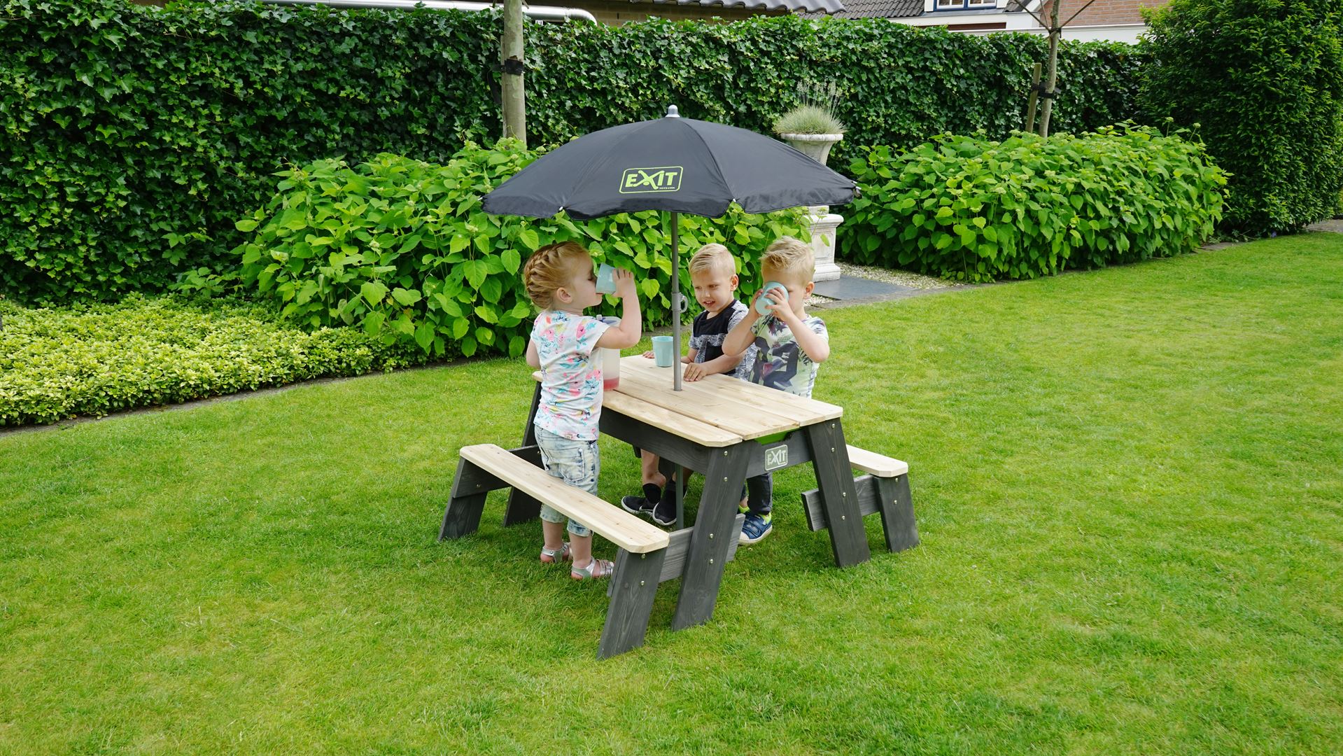 EXIT-Aksent-zand-water-en-picknicktafel-2-bankjes-met-parasol-en-tuingereedschap