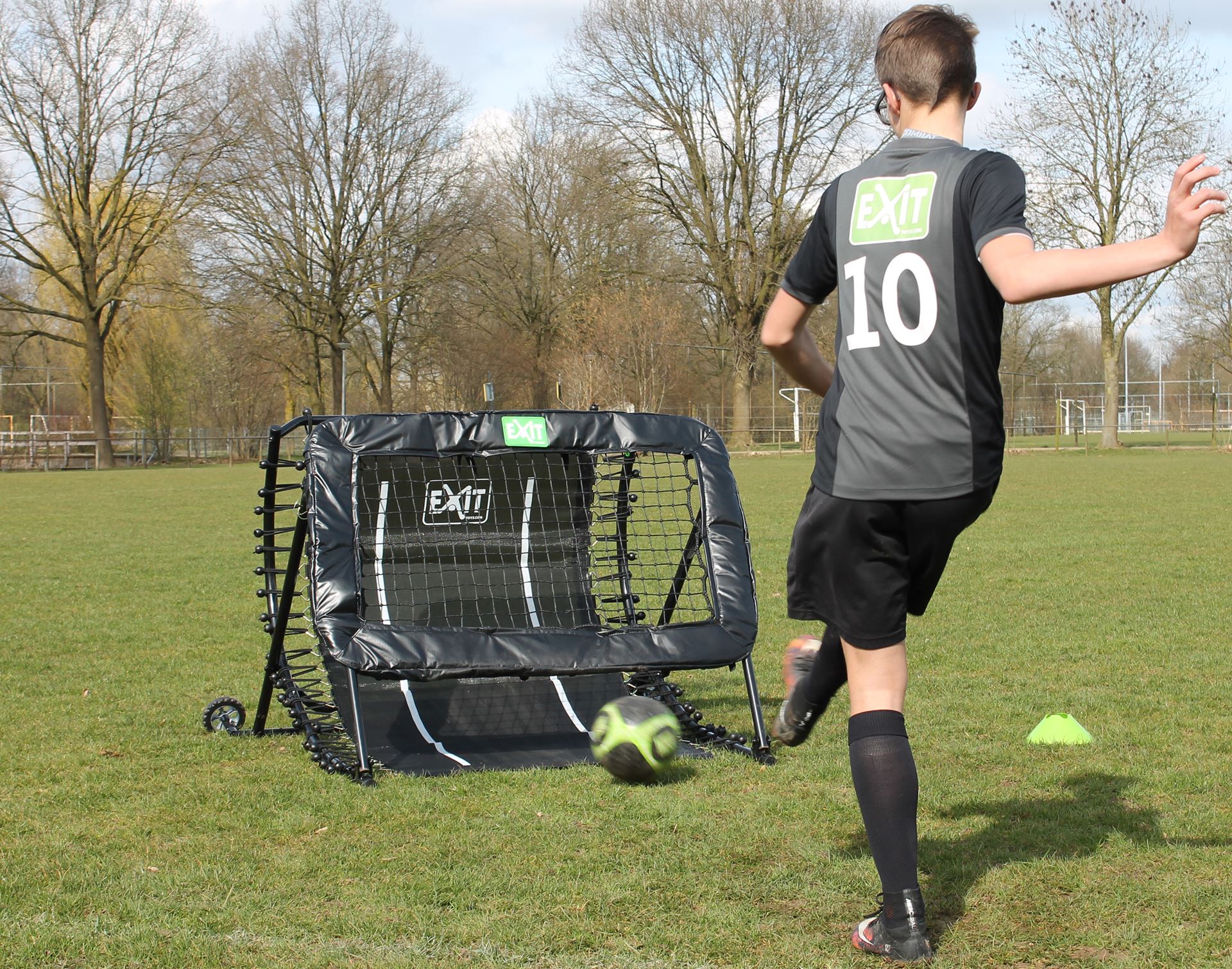 EXIT-Kickback-voetbal-rebounder-124x90cm