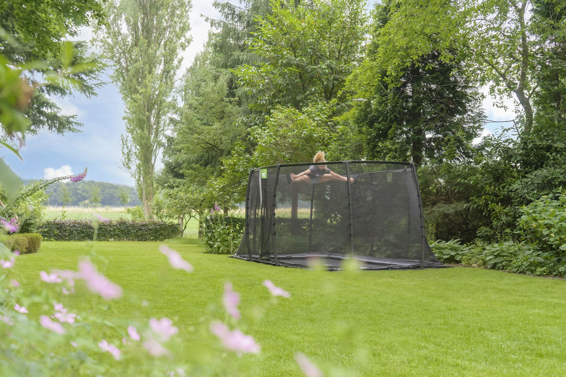 EXIT-Dynamic-groundlevel-trampoline-244x427cm-met-veiligheidsnet-zwart