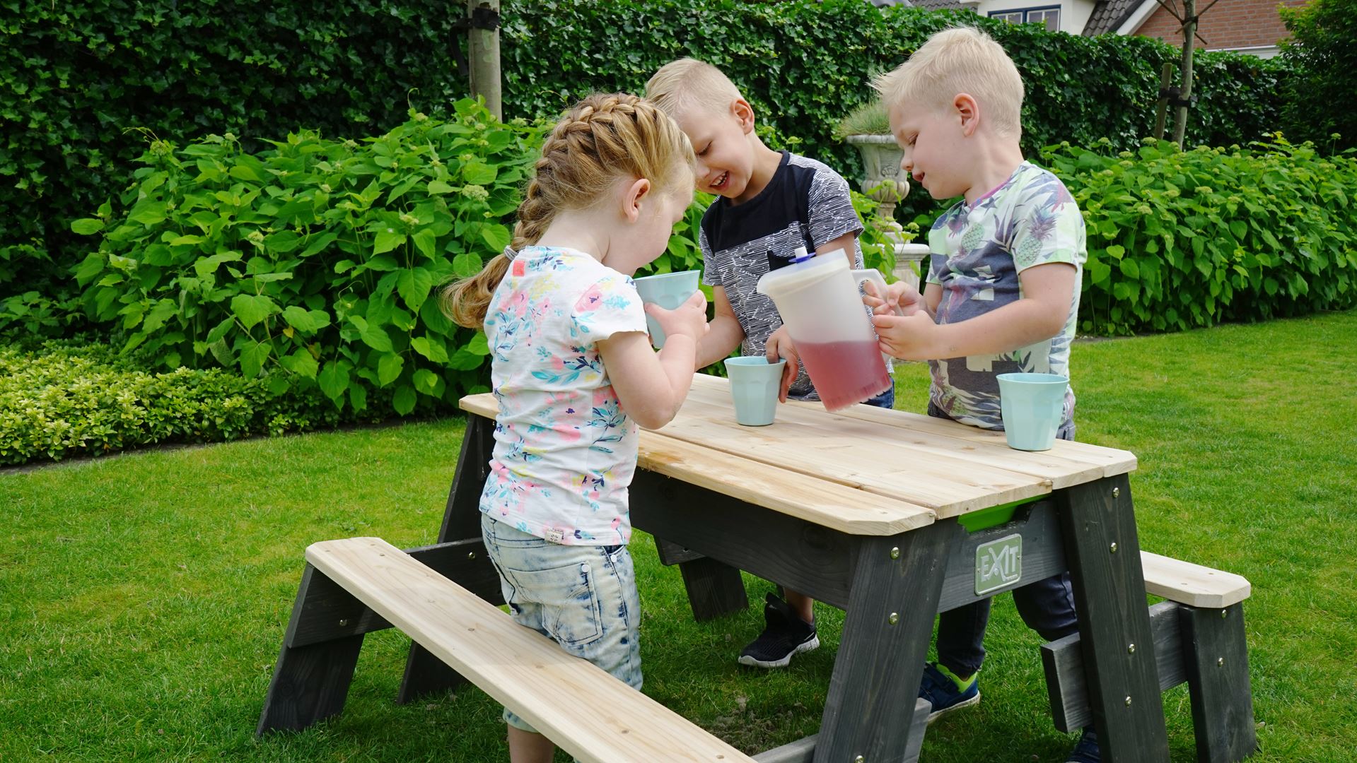 EXIT-Aksent-zand-water-en-picknicktafel-2-bankjes-