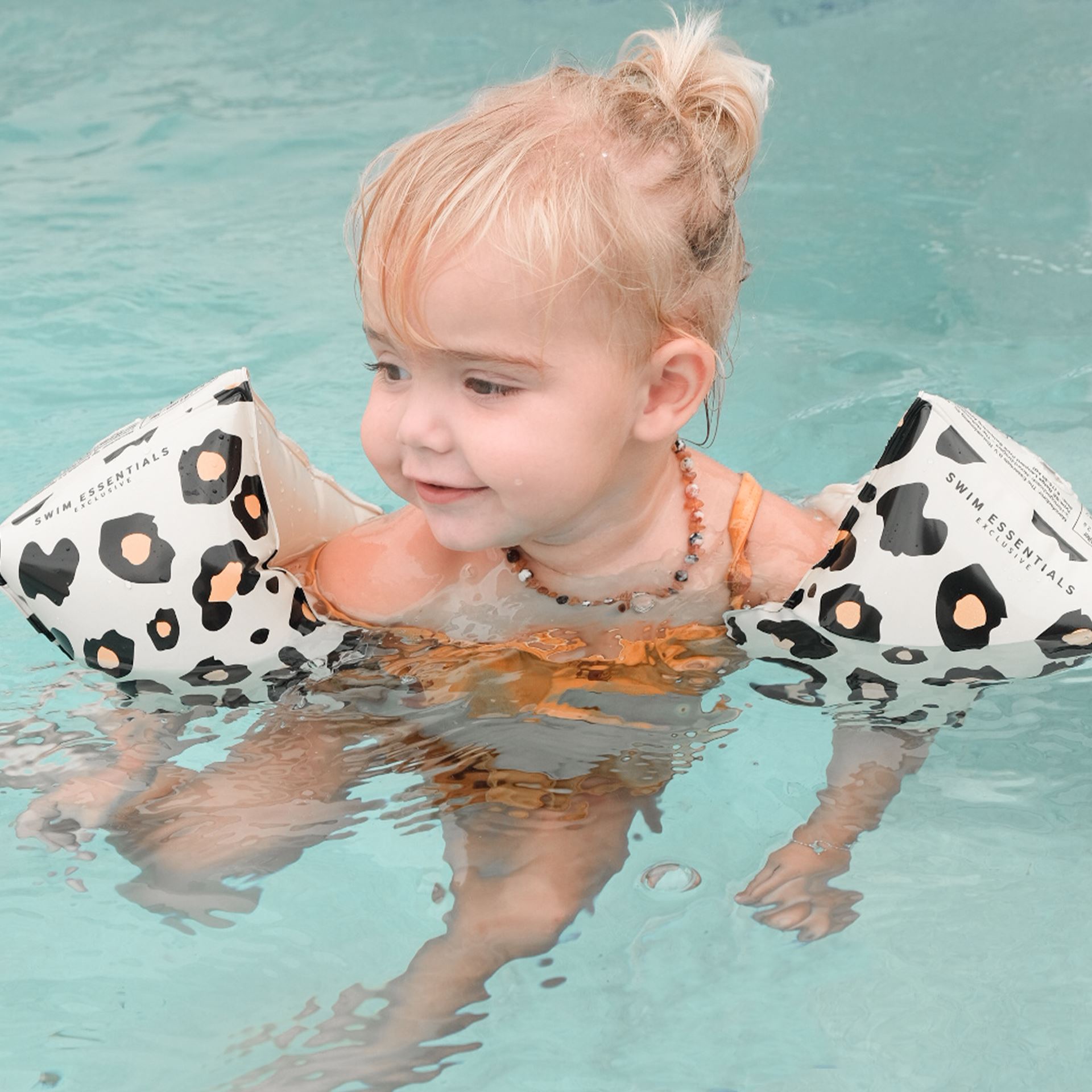 Opblaasbare-zwembandjes-beige-pantermotief-0-2-jaar