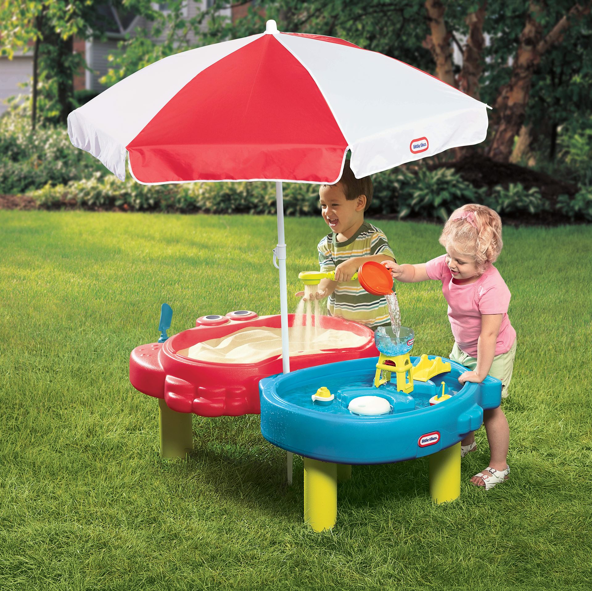 Little-Tikes-zand-en-watertafel-zee-met-parasol-en-accessoires