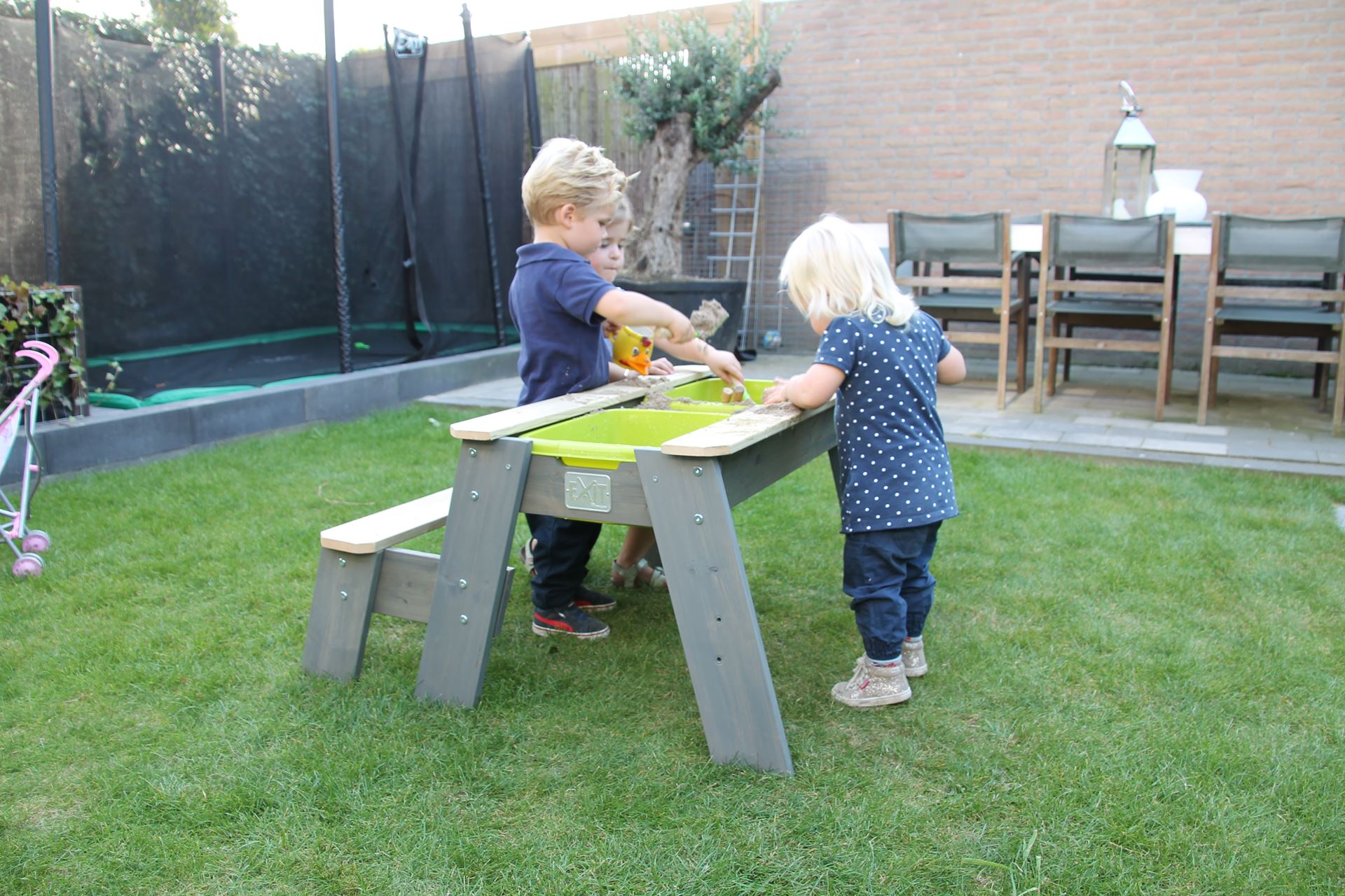 EXIT-Aksent-zand-water-en-picknicktafel-1-bankje-