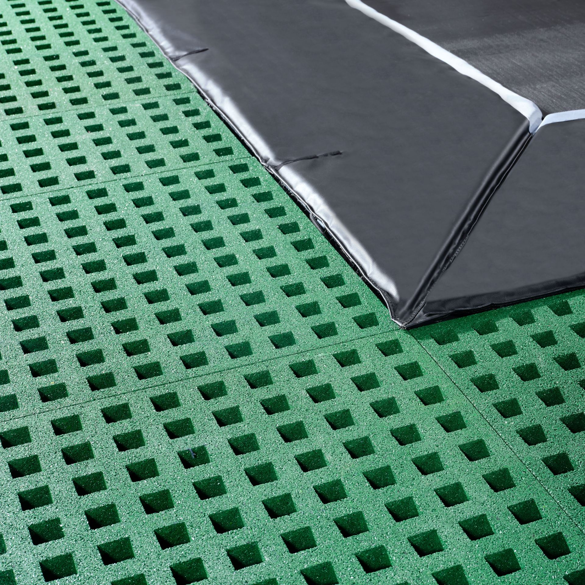 EXIT-Dynamic-groundlevel-trampoline-244x427cm-met-Freezone-veiligheidstegels-zwart