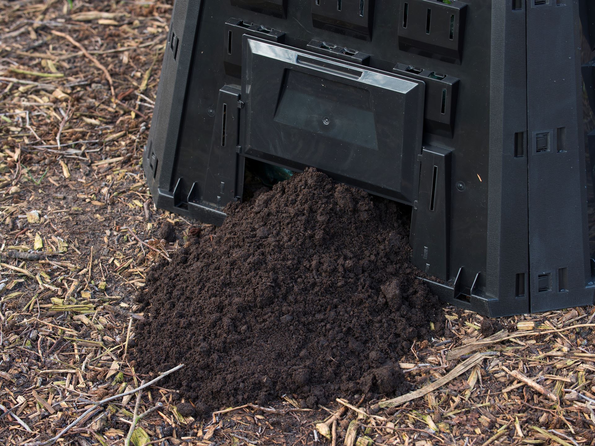 Thermo-compostsilo-800-l-zwart-plastic-inklapbaar-knock-down-H134-5x91x91cm