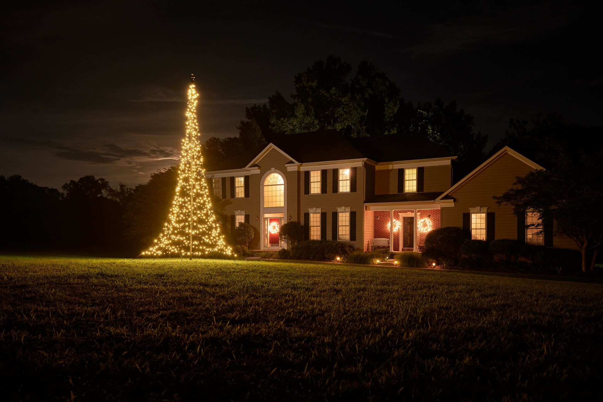 Fairybell-kerstverlichting-kerstboom-6m-hoog-900-LED-lampjes-in-warmwitte-kleur-voor-buiten