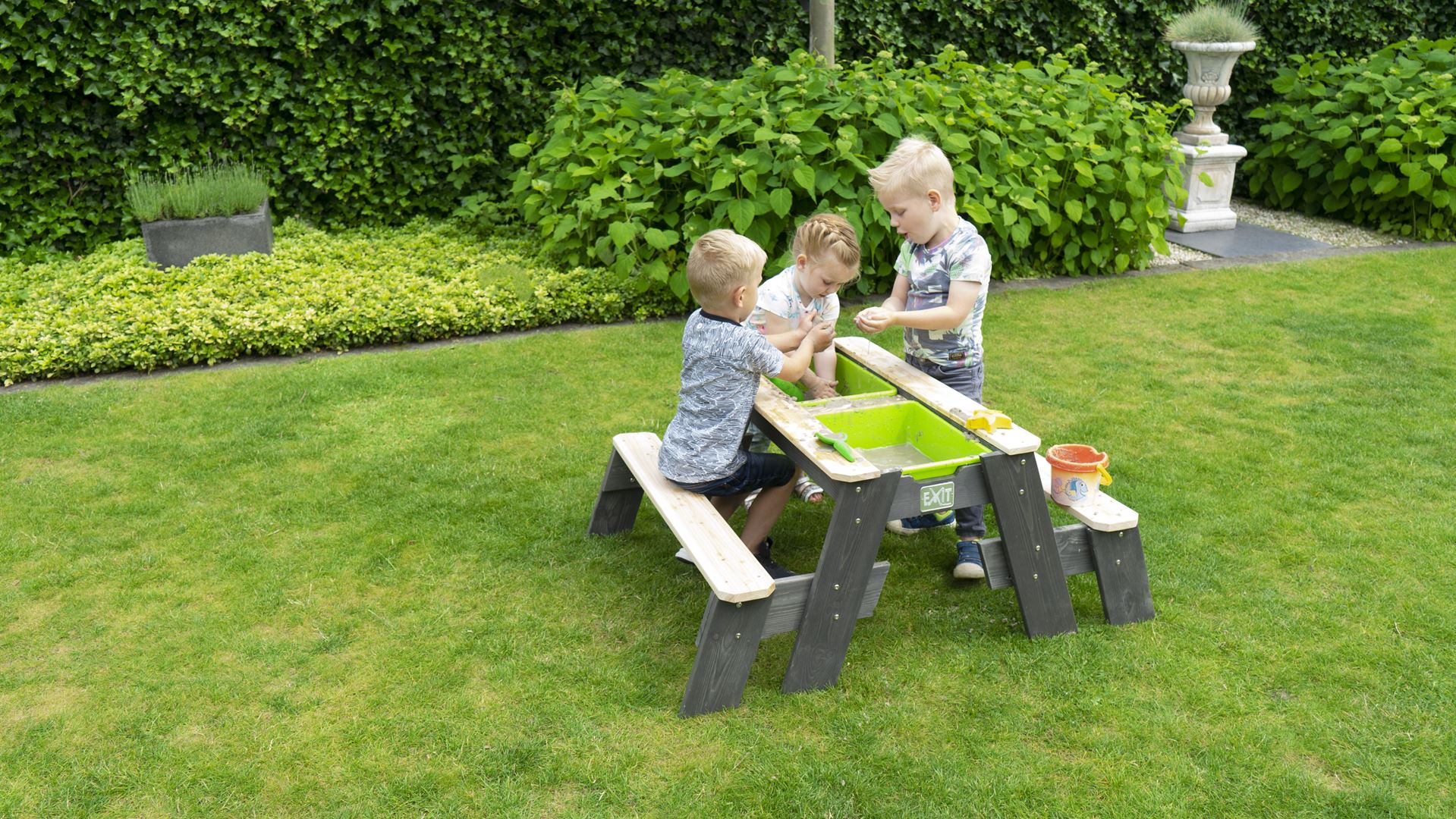 EXIT-Aksent-zand-water-en-picknicktafel-2-bankjes-