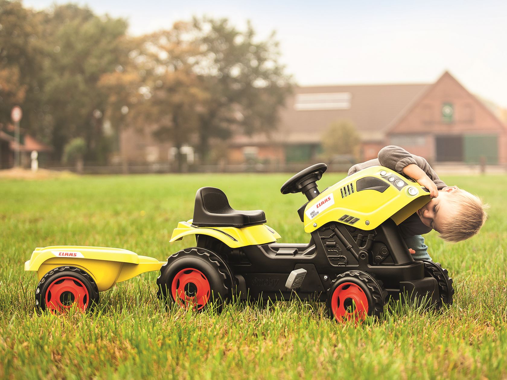 Claas-traptractor-met-aanhangwagen